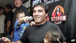 L'Argentin Carlos Baldomir, ancien champion du monde de boxe WBC des welters, au centre, avec ses enfants a Los Angeles, 7 septembre 2006.