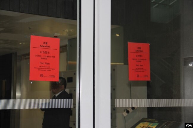 红色警示令生效时香港立法会入口二门紧闭 （美国之音记者申华拍摄）