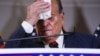 Rudy Giuliani, abogado personal del presidente Donald Trump, se seca el sudor de la frente durante una comparecencia ante los medios celebrada en Washington DC, el 19 de noviembre, para reclamar al Departamento de Justicia que investigue las elecciones.