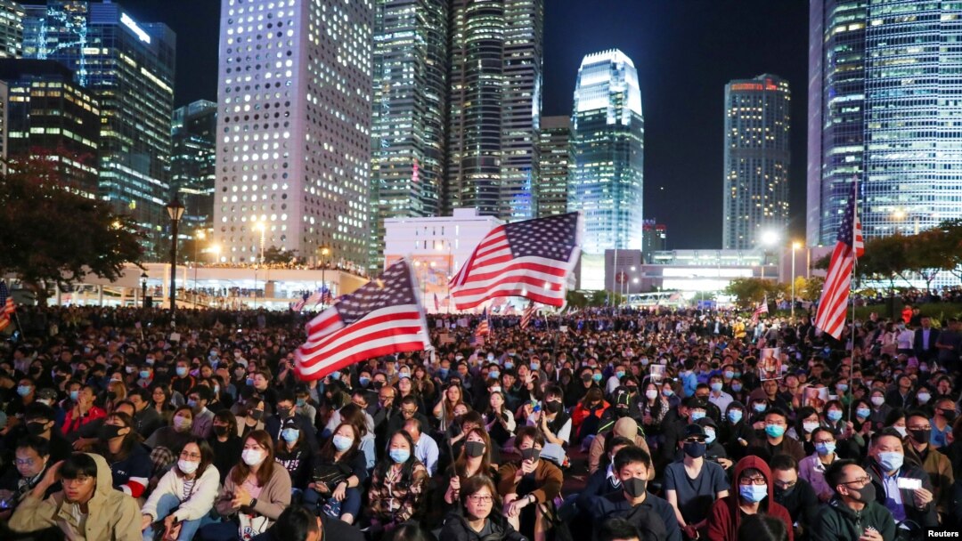 Pengunjuk rasa mengibarkan bendera AS saat menghadiri pertemuan di Edinburgh place di Hong Kong, China, 28 November 2019.