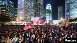 Pengunjuk rasa mengibarkan bendera AS saat menghadiri pertemuan di Edinburgh place di Hong Kong, China, 28 November 2019.