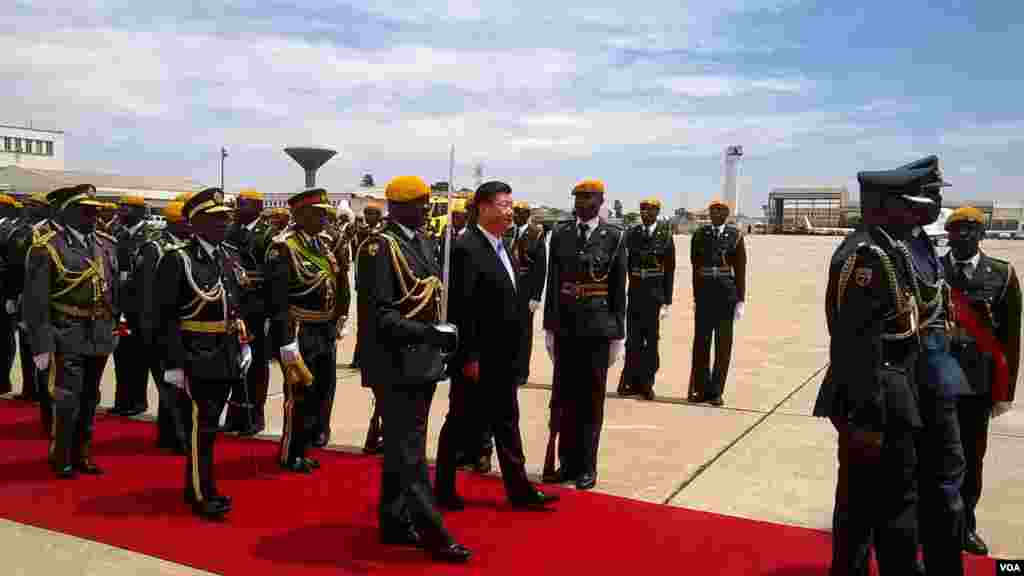 Chinese President Xi Jinping inspects the guard of honour soon after arrival at Harare International Airport. (Photo: Irwin Chifera)