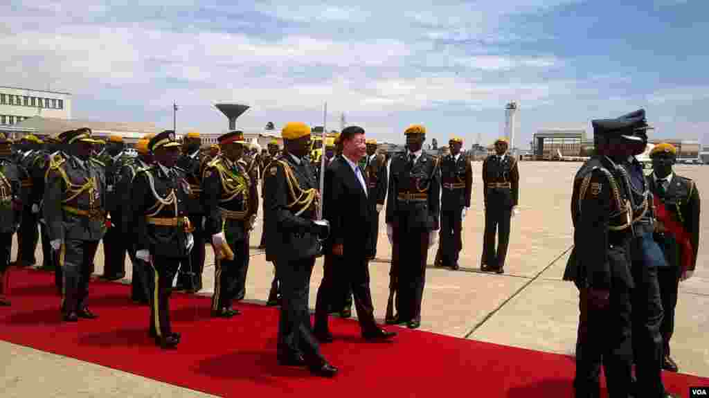 Chinese President Xi Jinping inspects the guard of honour soon after arrival at Harare International Airport. (Photo: Irwin Chifera)