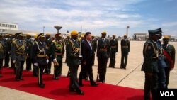 Le president chinois Xi Jinping à son arrivée à l’aéroport de Harare, 1er décembre 2015.