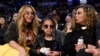 Beyonce (kiri) bersama putrinya, Blue Ivy Carter (tengah) dan ibunya, Tina, menyaksikan laga bola basket NBA All-Star, di Los Angeles, 18 Februari 2018. (AP Photo/Chris Pizzello)