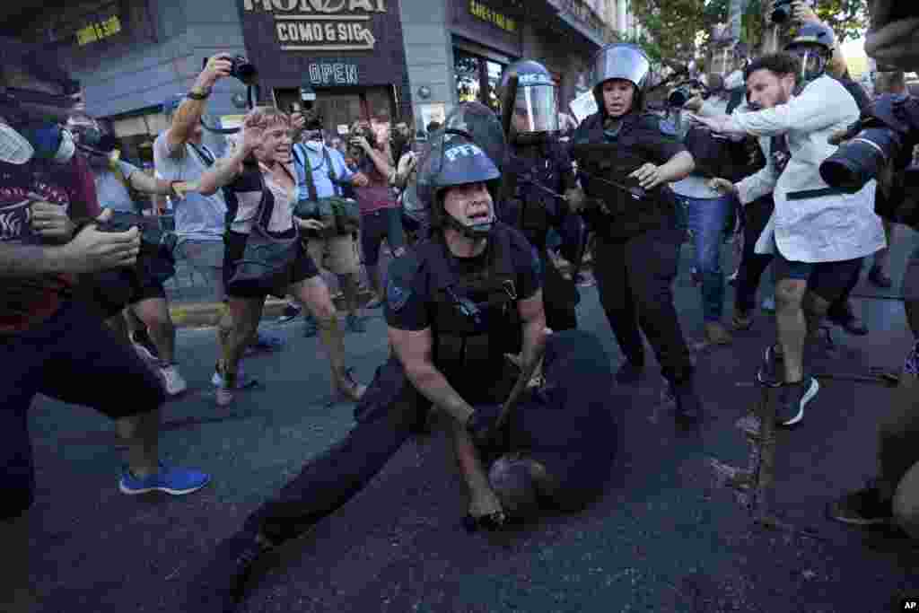 Polisi anti huru hara menahan seorang demonstran selama protes untuk mendapatkan jaminan pensiun yang lebih baik bagi para pensiunan di Buenos Aires, Argentina. (AP)&nbsp;