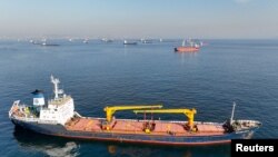 Kapal-kapal kargo komersial yang menjadi bagian kesepakatan ekspor biji-bijian Laut Hitam sedang antre melintasi Selat Bosphorus di pantai Yenikapi, Istanbu, Turki, 31 Oktober 2022. (Foto: Mehmet Emin Calsikan/Reuters/arsip)
