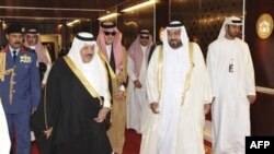 Presiden Sheikh Khalifa bin Zayed Al Nahyan (2 dari kanan), berjalan dengan Pangeran Arab Saudi Nayef bin Abdul Aziz (3 dari kiri), dan Menteri Luar Negeri Saudi Pangeran Saud Al Faisal (4 dari kiri), dalam KTT GCC di Abu Dhabi, 6 Desember 2010 (Foto: dok).
