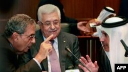 Tổng thống Palestine Mahmoud Abbas (giữa), Ngoại trưởng Qatar Sheik Hamad Bin Jassem (phải), và Tổng Thư ký Liên đoàn Ả Rập Amr Moussa tại hội nghị hòa bình Trung Ðông ở Sirte, Libya, ngày 8 tháng 10, 2010.