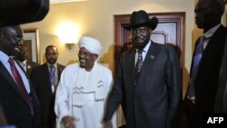 Rais wa Sudan Omar al-Bashir akipeana mkono na Rais wa Sudan Kusini Salva Kiir mjini Addis Ababa.