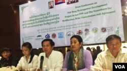 Regional community representatives of Tonle Sap lake region gathered at a press conference in Laos, June 14, 2017. (Hul Reaksmey/VOA Khmer)