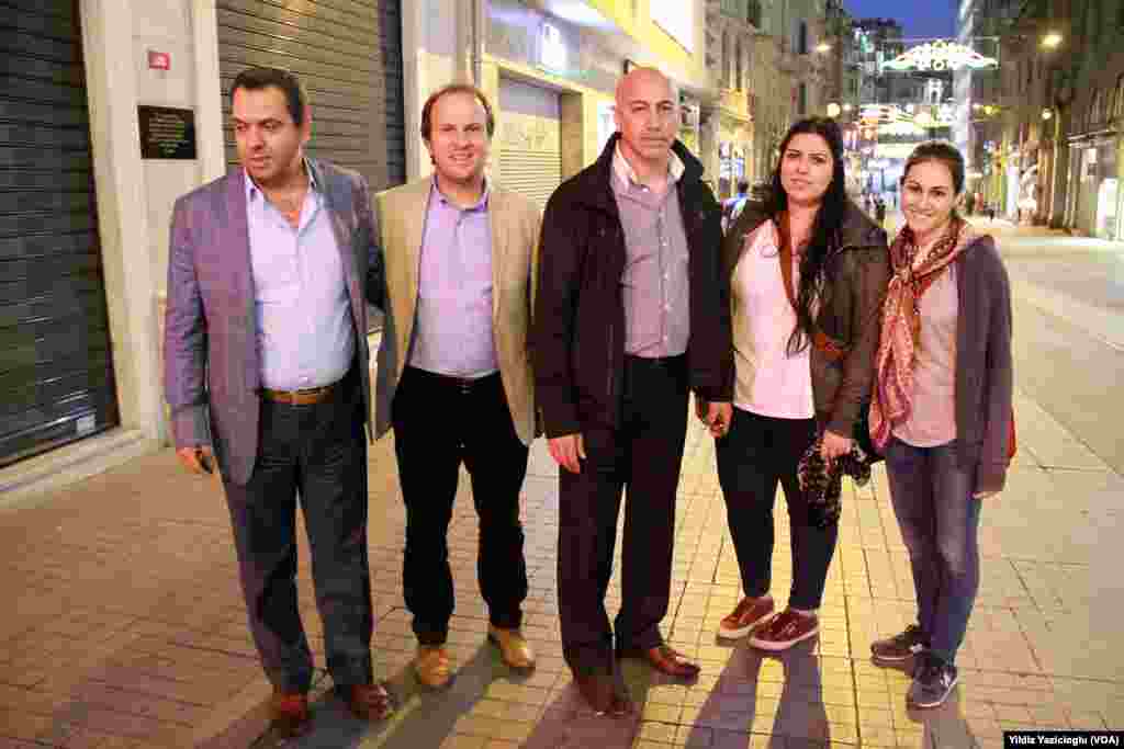 CHP İzmir Milletvekili Erdal Aksünger gibi çok sayıda muhalefet partilerine mensup milletvekilleri de gün boyunca İstanbul’daydı. Aksünger, Amerika’nın Sesi’ne saat 21.00’de yaptığı açıklamada, İstiklal Caddesi’nin Galata tarafındaki bitimindeki polis barikatından kendi kızı ile yanındaki arkadaşını kurtardığını söyledi. Beraberindeki CHP yöneticileriyle birlikte Amerika’nın Sesi objektifine gülümseyen Aksünger, Taksim’e doğru ilerleyerek diğer vekillere katıldı.