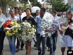 Amigos de Cesária com flores durante o cortejo fúnebre