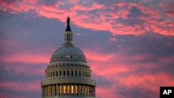 Điện Capitol, trụ sở Quốc Hội Mỹ vào sáng sớm ngày 30/11/2017 khi Đảng Cộng Hòa dồn hết nỗ lực để thông qua dự luật cải cách thuế triệt để, sẽ có ảnh hưởng sâu rộng đến cuộc sống của người dân Mỹ. (AP Photo/J. Scott Applewhite)