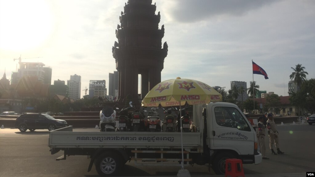 ប៉ូលិសនិងអាជ្ញាធរមានសមត្ថកិច្ចយាមល្បាតចាំចាប់និងផាកពិន័យានយន្តបើកបរខុសច្បាប់នៅខាងមុខវិមានឯករាជ្យបន្ទាប់នាយករដ្ឋមន្រ្តីហ៊ុន សែន មានប្រតិកម្មខ្លាំងៗអំពីសកម្មភាពជិះបញ្ច្រាសផ្លូវនៅខាងមុខភូមិគ្រឹះរបស់លោក។(ទុំ ម្លិះ/VOA)