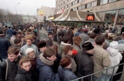 지난 1990년 1월 러시아 모스크바에 처음 문을 연 맥도널드 매장에 들어가기 위해 사람들이 길게 줄 서 있다.