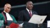 Le président sud-africain Cyril Ramaphosa (à dr.) prête serment en présence du chef de la Cour suprême, Mogoeng Mogoeng, à Pretoria, en Afrique du Sud, le 25 mai 2019. (AP Photo)