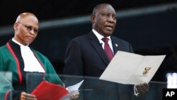 Le président sud-africain Cyril Ramaphosa (à dr.) prête serment en présence du chef de la Cour suprême, Mogoeng Mogoeng, à Pretoria, en Afrique du Sud, le 25 mai 2019. (AP Photo)