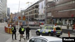 Oficiales de policía suecos vigilan en centro de Estocolmo.