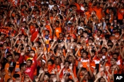 Para pendukung Persija di Stadion GBK Senayan, Jakarta (foto: dok). Anak-anak mudah terpapar asap rokok dan kata-kata kotor saat menonton pertandingan sepakbola.