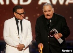 Actor and comedian Robin Williams (L) waits while comedian Jonathan Winters accepts the Pioneer Award at the taping of the 6th annual TV Land Awards in Santa Monica, California, June 8, 2008.