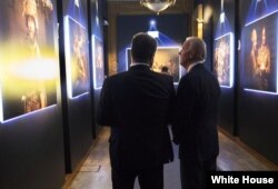 Vice President Joe Biden and Ukrainian President Petro Poroshenko look at an exhibit of photographs by Youry Bilak in Kyiv, Dec 8, 2015 (D. Lienemann/White House).