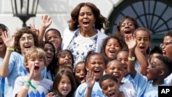Michelle Obama se reunió en la Casa Blanca con niños y patrocinadores de la campaña que promueve el consumo de agua.
