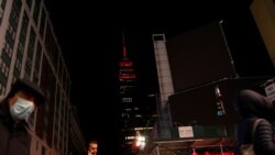 Empire State në Nju Jork e ndriçuar me drita të kuqe për nder të amerikanëve të vdekur nga koronavirusi