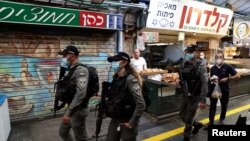 Polisi Israel melakukan patroli di pasar kota Yerusalem, di tengah karantina wilayah akibat kasus Covid-19 di Israel (foto: dok). 