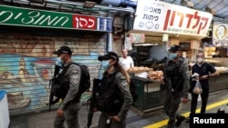 Polisi Israel melakukan patroli di pasar utama kota Yerusalem, sementara pemerintah Israel memberlakukan karantina wilayah kedua akibat lonjakan kasus Covid-19 (25/9).