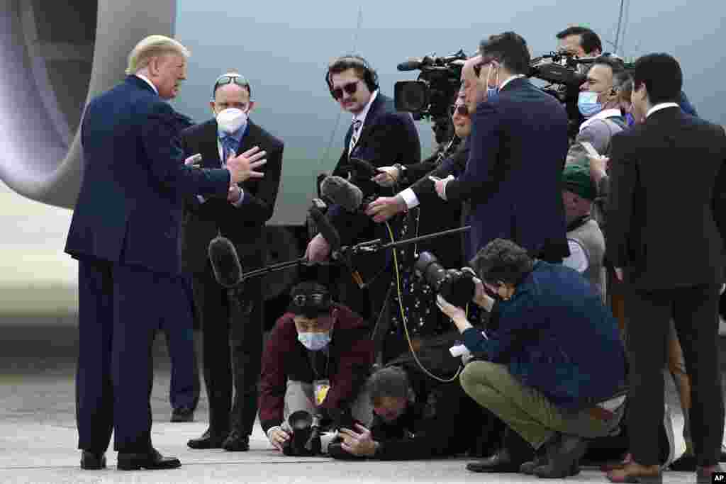 پرزیدنت ترامپ قبل از پرواز به سمت آریزونا، با خبرنگاران در کنار هواپیمای مخصوص رئیس جمهوری آمریکا گفتگو می&zwnj;کند.&nbsp;