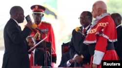 Le nouveau président tanzanien John Magufuli (g.) prête serment, le 5 novembre 2015. (REUTERS/Emmanuel Herman)