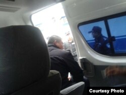 林昭悼念者被警车押送苏州公安机关。(推特图片)
