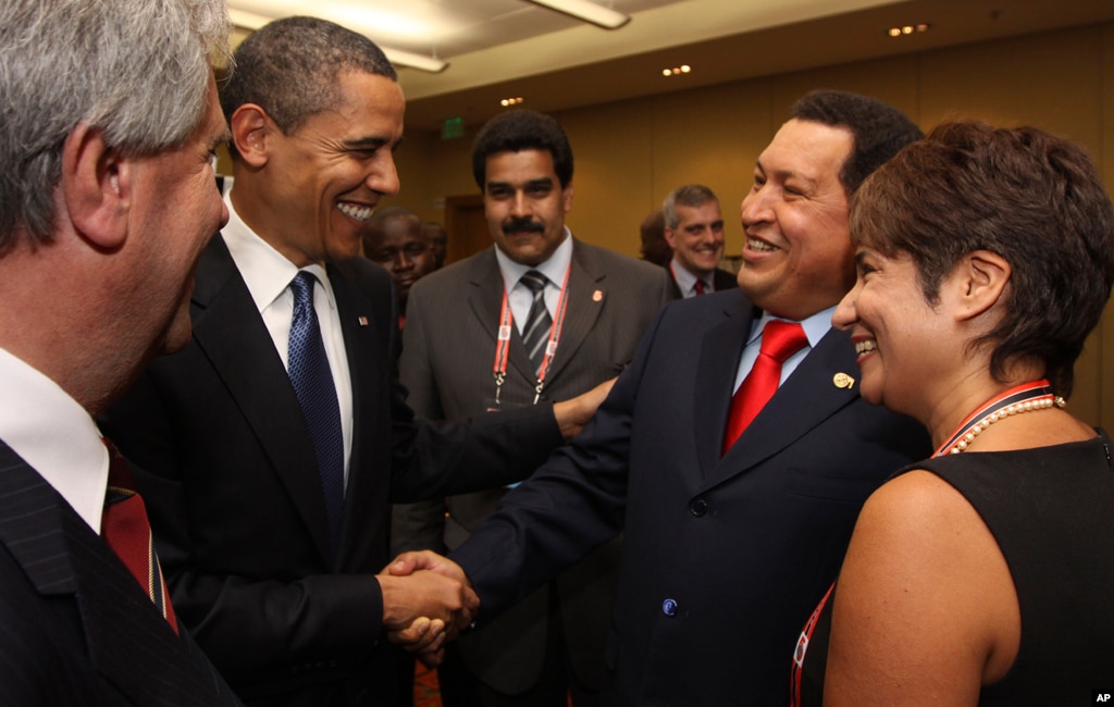 Presiden Barack Obama bersalaman dengan Chavez sebelum pembukaan Konferensi Tinggat Tinggi Amerika ke-5 di Port of Spain, Trinidad dan Tobago, 17 April 2009.&nbsp;