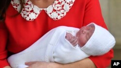 Pangeran William dan istrinya, Kate, Duchess of Cambridge dengan bayi mereka meninggalkan Rumah Sakit St.Mary di London, 23 April 2018. 