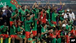 'Yan wasan Kamaru bayan da suka lashe matsayi na uku a gasar AFCON bayan doke Burkina Faso