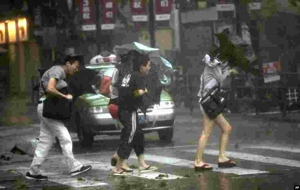 Dân chúng ở Thượng Hải, Trung Quốc đi trong bão Haikui, ngày 8 tháng 8 năm 2012.