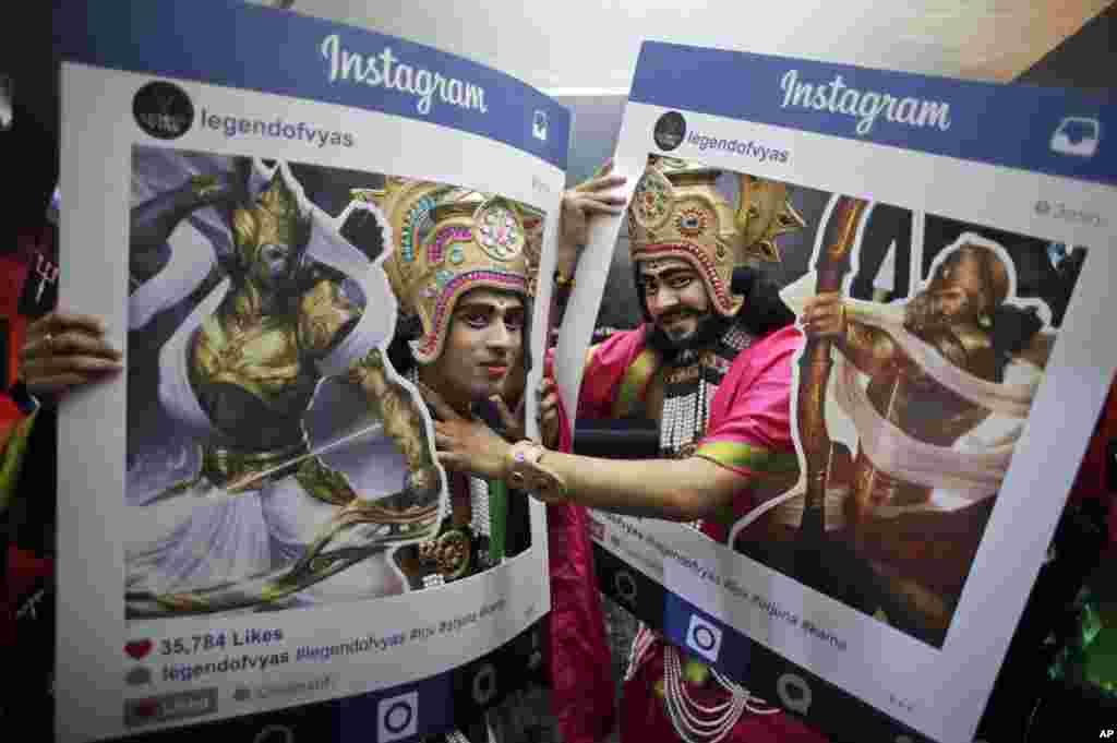 Para penggemar mengenakan kostum tokoh mitologi Hindu berpose di Delhi Comic Con di New Delhi, India, 5 Desember 2015.