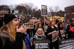 Para penerima DACA melakukan unjuk rasa untuk memrotes kebijakan imigrasi pemerintahan Presiden Trump dalam aksi di Manhattan, New York (foto: dok).