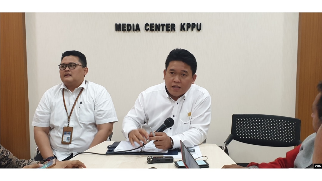 Anggota Komisioner KPPU Guntur Saragih saat memberikan keterangan pers di kantor KPPU di Jakarta, Selasa, 25 Maret 2019. (Foto: VOA/Sasmito)