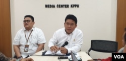 Anggota Komisioner KPPU Guntur Saragih saat memberikan keterangan pers di kantor KPPU di Jakarta, Selasa, 25 Maret 2019. (Foto: VOA/Sasmito)