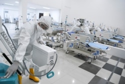 Seorang petugas medis mengecek peralatan medis di rumah sakit darurat untuk pasien COVID-19 di Wisma Atlet, Kemayoran, 23 Maret 2020. (Foto: Antara via Reuters)