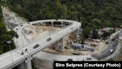 Jalan Layang Camba yang menghubungkan Kabupaten Maros dan Bone di Sulawesi. (Foto: Setpres). Belanja pemerintah untuk infrastruktur pada tahun ini dan tahun depan diyakini masih akan bertahan. 
