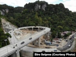 Foto jalan layang di Camba, ruas jalan nasional menghubungkan Kabupaten Maros dan Bone di Sulawesi, 11 Juni 2018. (Foto: Setpres)