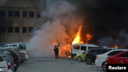 Serangan bom mobil di luar gedung pemerintah kota Adana, hari Kamis (24/11).