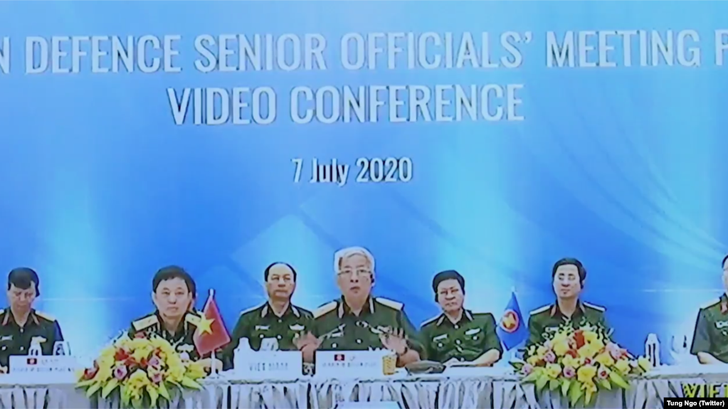 Thứ trưởng Quốc phòng Việt Nam Nguyễn Chí Vịnh tại cuộc họp Các quan chức Quốc phòng cấp cao ASEAN mở rộng được tổ chức trực tuyến từ Hà Nội hôm 7/7.