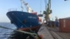 کشتی ترکیه ای لیلا هنگام بارگیری در بندر مرسین، پیش از حرکت به سوی اسرائیل