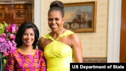 Lígia Fonseca (Esq.) e Michelle Obama (Dir.)
