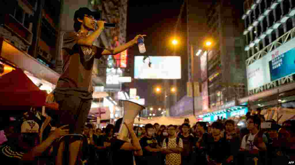 Seorang demonstran pro-demokrasi berbicara dengan pengeras suara kepada para pemrotes di distrik Mong Kok, Hong Kong (5/10).&nbsp;(AFP/Ed Jones) 