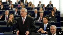 رئیس کمیسیون اروپا، ژان-کلود یونکر، در حال ارايه بیانیه خود درباره رشد، اشتغال و بسته سرمایه‌گذاری برای اروپا در پارلمان اروپا در استراسبورگ (فرانسه) – ۵ اذر (۲۶ نوامبر) 